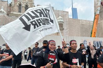 Desattisice demonstrujucich v Malajzii ziadaju rezignaciu premiera Anwara