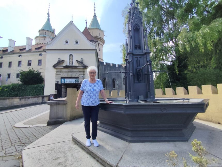 Grofovi sluzil asistoval aj pri pohrebe