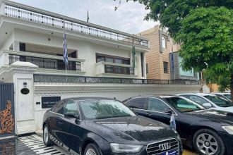 Indicka policia zatkla falosneho velvyslanca lakal na pracu v zahranici