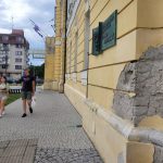 Na fasade su diery voda v podkrovi