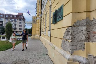 Na fasade su diery voda v podkrovi