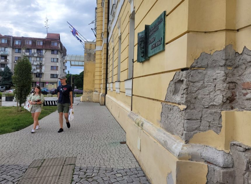 Na fasade su diery voda v podkrovi