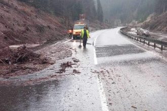 Nasledky burky obmedzili dopravu na hlavnom tahu