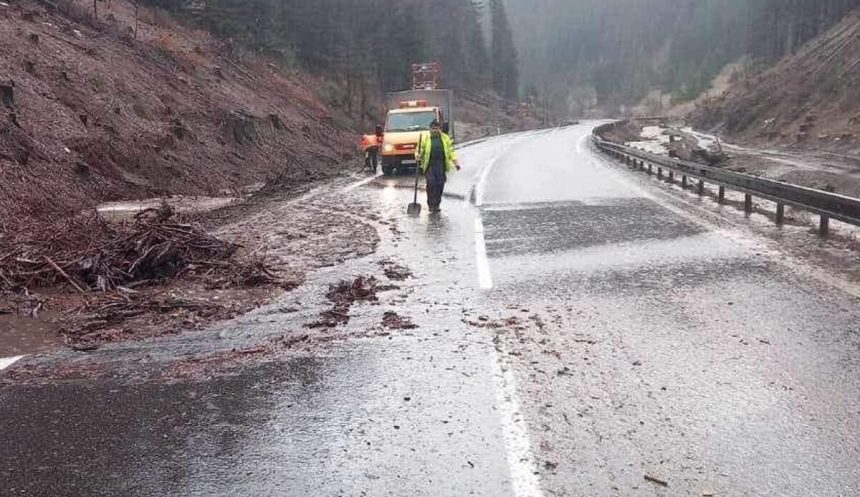 Nasledky burky obmedzili dopravu na hlavnom tahu