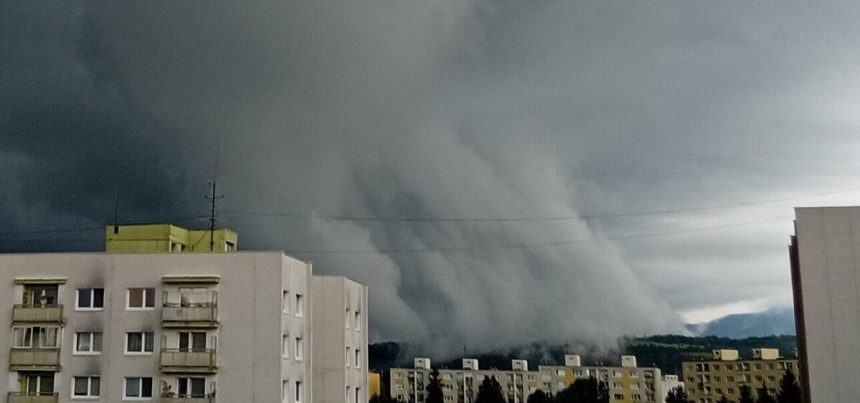Neobvykle mraky uputali pozornost v strednom Slovensku