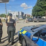 Policajti skontrolovali stovky vodicov mnohi jazdili s mobilom