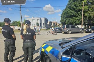 Policajti skontrolovali stovky vodicov mnohi jazdili s mobilom
