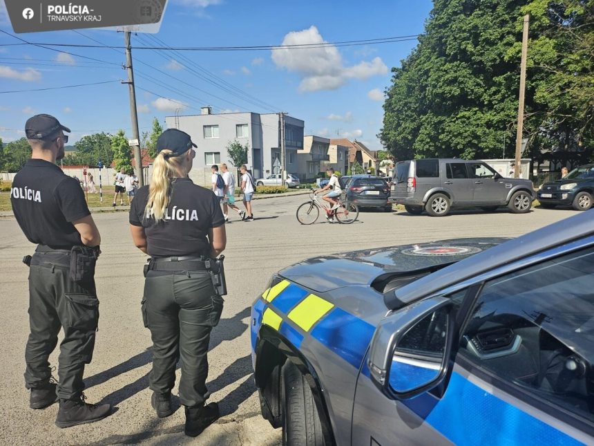 Policajti skontrolovali stovky vodicov mnohi jazdili s mobilom