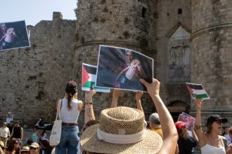Pred pristavom na Rodose protestovali proti izraelskej vyletnej lodi