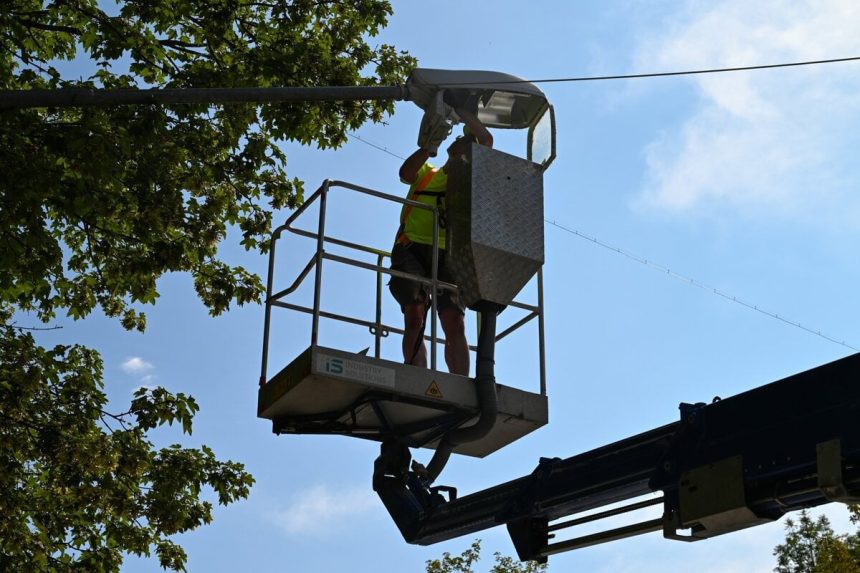 Prve LED svietidla svietia na Ladovni pesia zona pride na rad