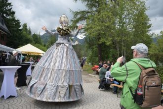 Strbske Pleso vo Vysokych Tatrach ozilo Benatskou nocou