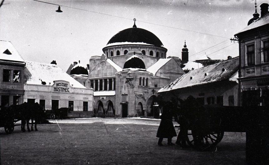 Turci trhy aj Tiso Sturovo namestie v Trencine zazilo scenu ako z filmu 300