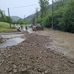 V Cervenom Kameni zaplavila cestu voda z potoka