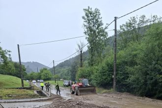 V Cervenom Kameni zaplavila cestu voda z potoka