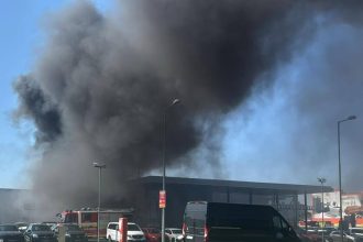 V Dunajskej Strede horel autoservis hasici stale zasahuju