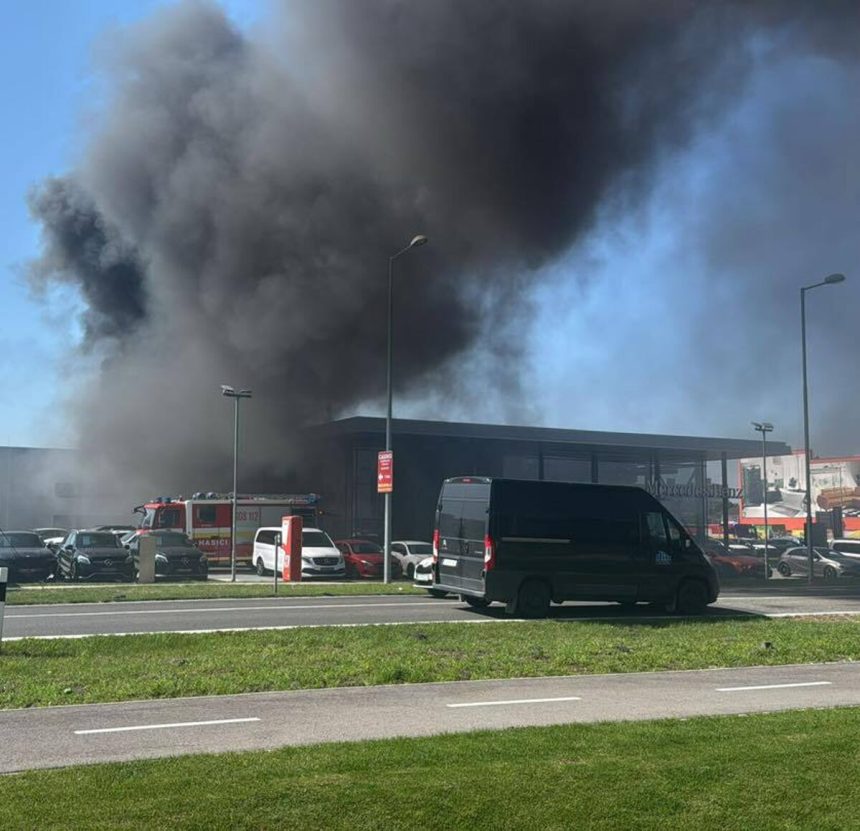V Dunajskej Strede horel autoservis hasici stale zasahuju