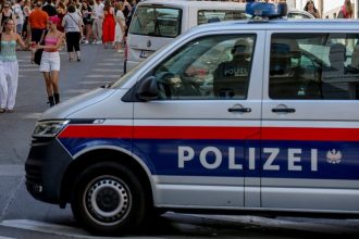 V Rakusku sa po naraze auta zrutil nadchod