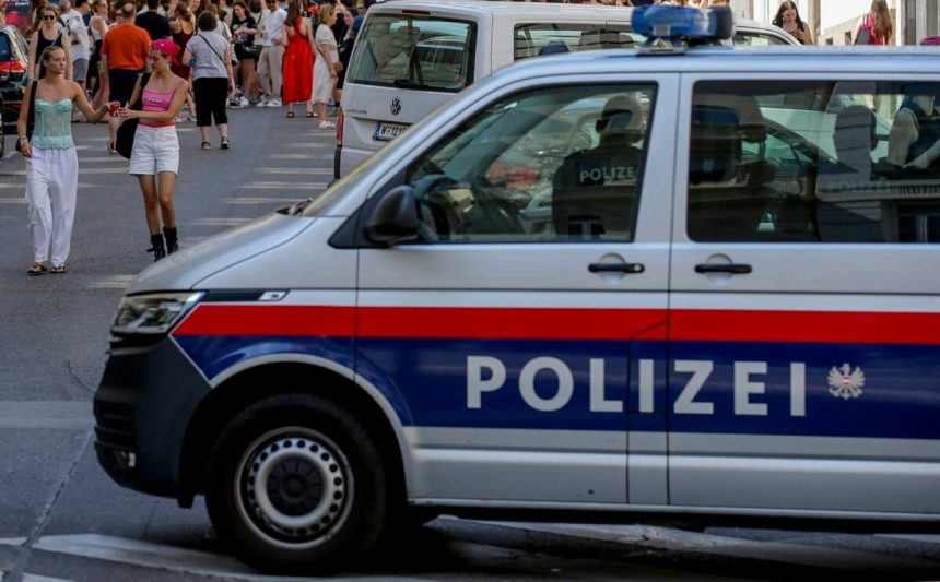 V Rakusku sa po naraze auta zrutil nadchod