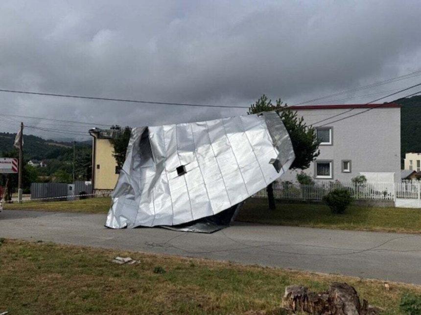 V meste strhlo strechy na desiatich domoch