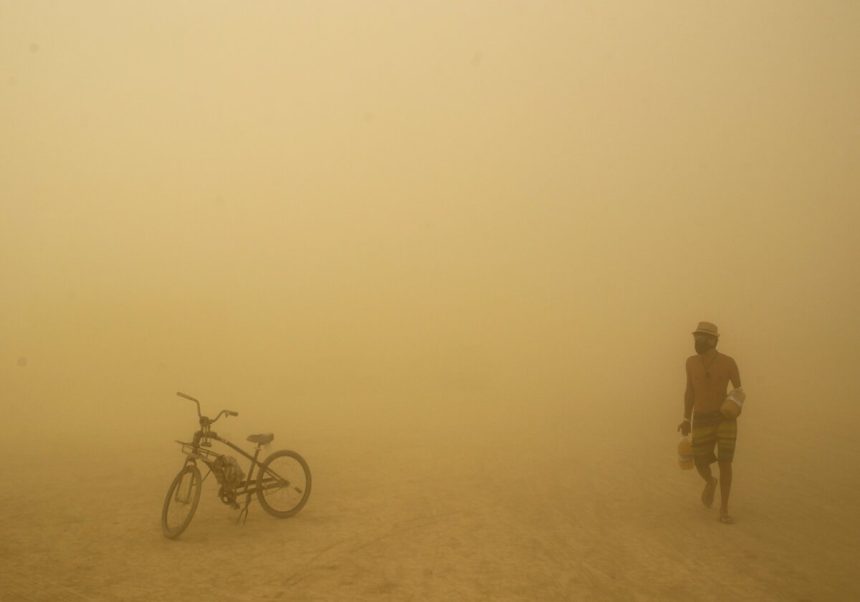 Antikapitalisticky festival Burning Man opovrhuje peniazmi ale bez nich neprezije