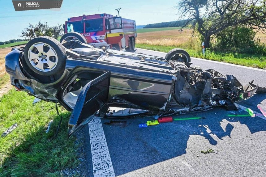 Auto sa po naraze do stromu prevratilo