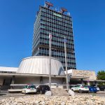 Budova s poschodiami visiacimi na lanach