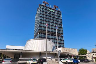 Budova s poschodiami visiacimi na lanach