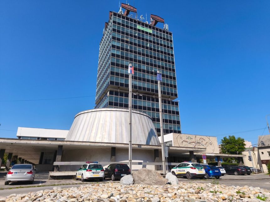 Budova s poschodiami visiacimi na lanach