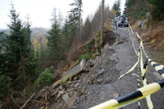 Chodnik pri Hrebienku stale caka na opravu