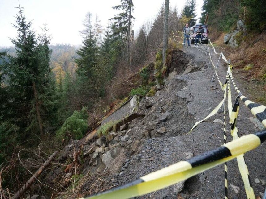 Chodnik pri Hrebienku stale caka na opravu