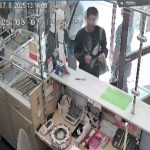 Dvaja muzi okradli seniorku na zastavke zranili ju