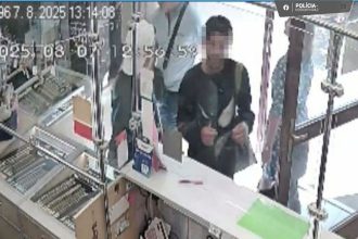 Dvaja muzi okradli seniorku na zastavke zranili ju