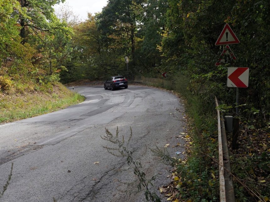 Esicko na ceste k zoo je v havarijnom stave