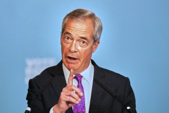 Farage predstavil plan na hromadne vyhostenie ziadatelov o azyl