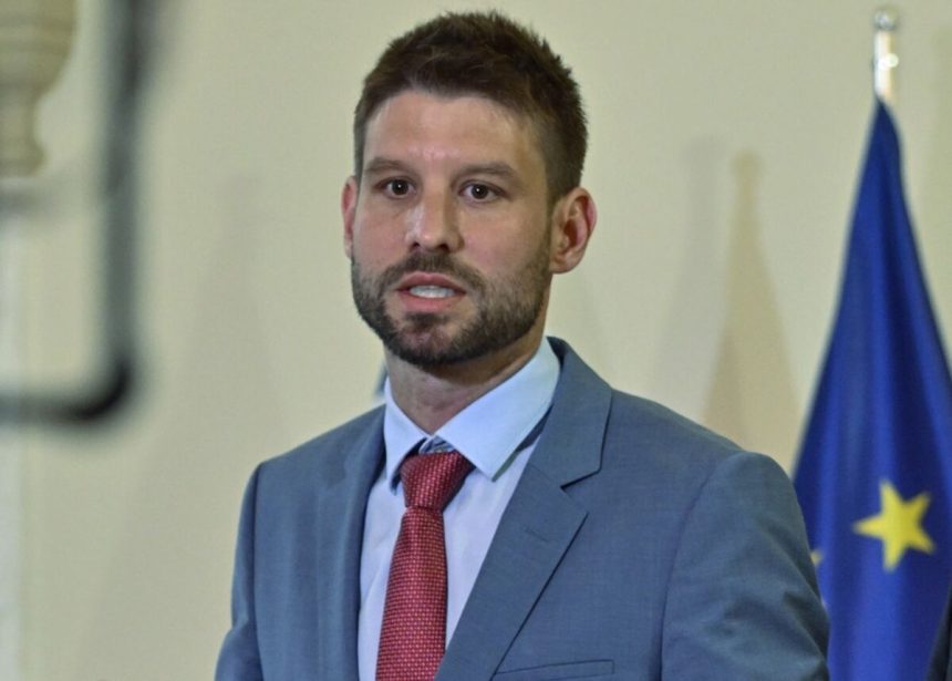 Fico prekryva skandal so zachrankami ovplyvnovanim volieb tvrdi Simecka