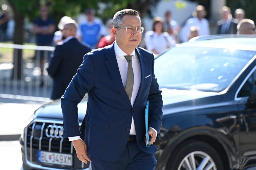 Kamenicky opat odklada predstavenie konsolidacneho balicka