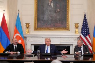 Lidri Armenska a Azerbajdzanu podpisali mierovu dohodu v USA