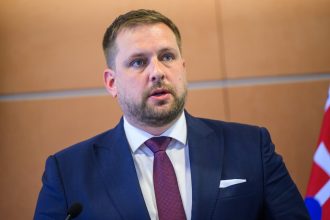 Minister zdravotnictva Sasko pripusta zrusenie tendra na zachranky