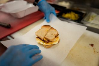 Na otravu jedlom zomreli v Taliansku dvaja ludia