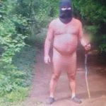 Nahy muz v kukle beha po lese pri hrade