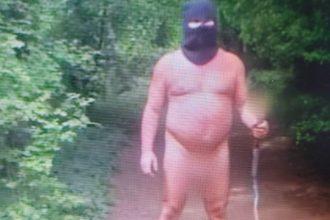 Nahy muz v kukle beha po lese pri hrade