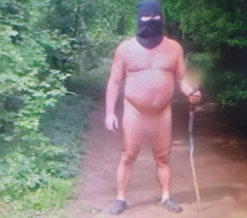 Nahy muz v kukle beha po lese pri hrade