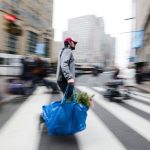 Nalada americkych spotrebitelov sa v juli zlepsila menej nez sa ocakavalo