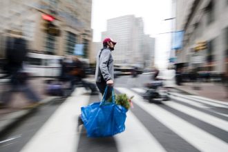 Nalada americkych spotrebitelov sa v juli zlepsila menej nez sa ocakavalo