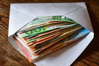 Od troch seniorov vylakali vyse 30 tisic eur Podvodnici zvacsa volaju na pevnu linku