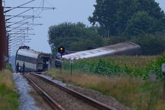 Pri zrazke vlaku s traktorkom v Dansku zahynul clovek