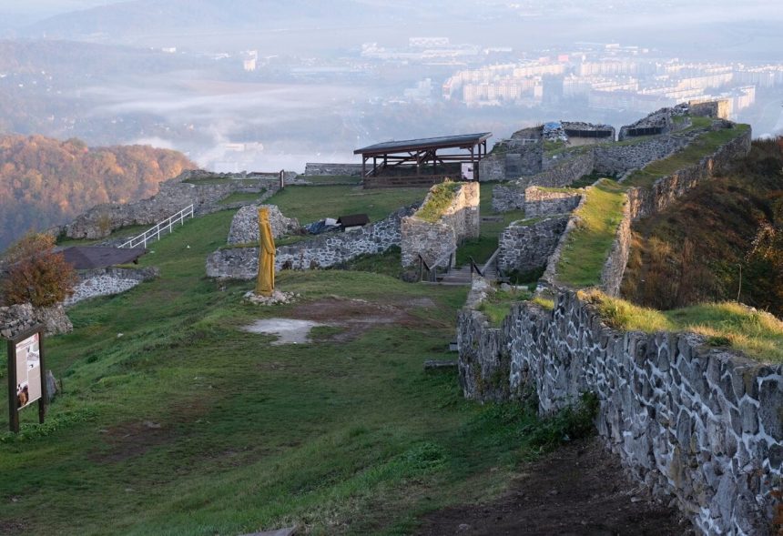 Pusty hrad ozije Historicky klenot Zvolena sa naplni atmosferou