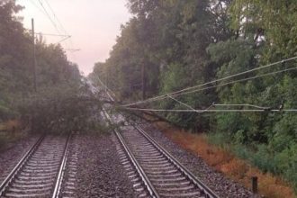 Silna burka na zapade Slovenska zastavila dopravu