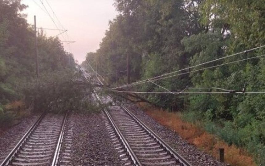 Silna burka na zapade Slovenska zastavila dopravu