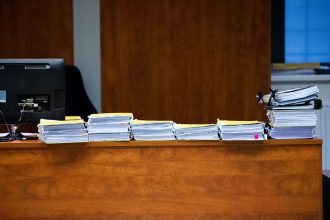 Specializovany sud uznal pedagoga za vinneho z holocaustu